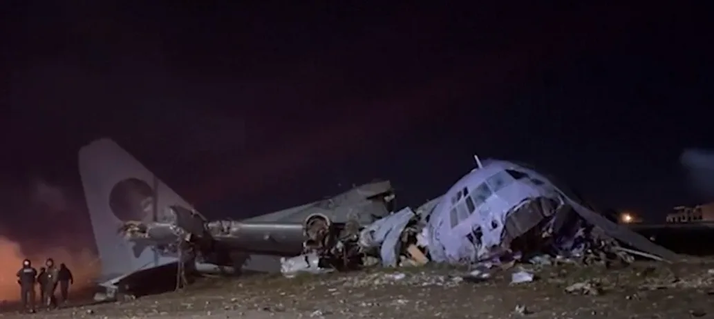 Resturi ale avionului militar prăbușit pe autostrada din El Alto, Bolivia, cu bancnote împrăștiate