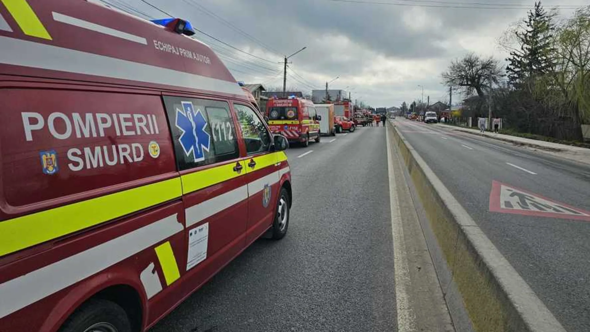 Ambulanțe și echipe SMURD la locul unui accident rutier grav cu microbuz școlar în Dâmbovița
