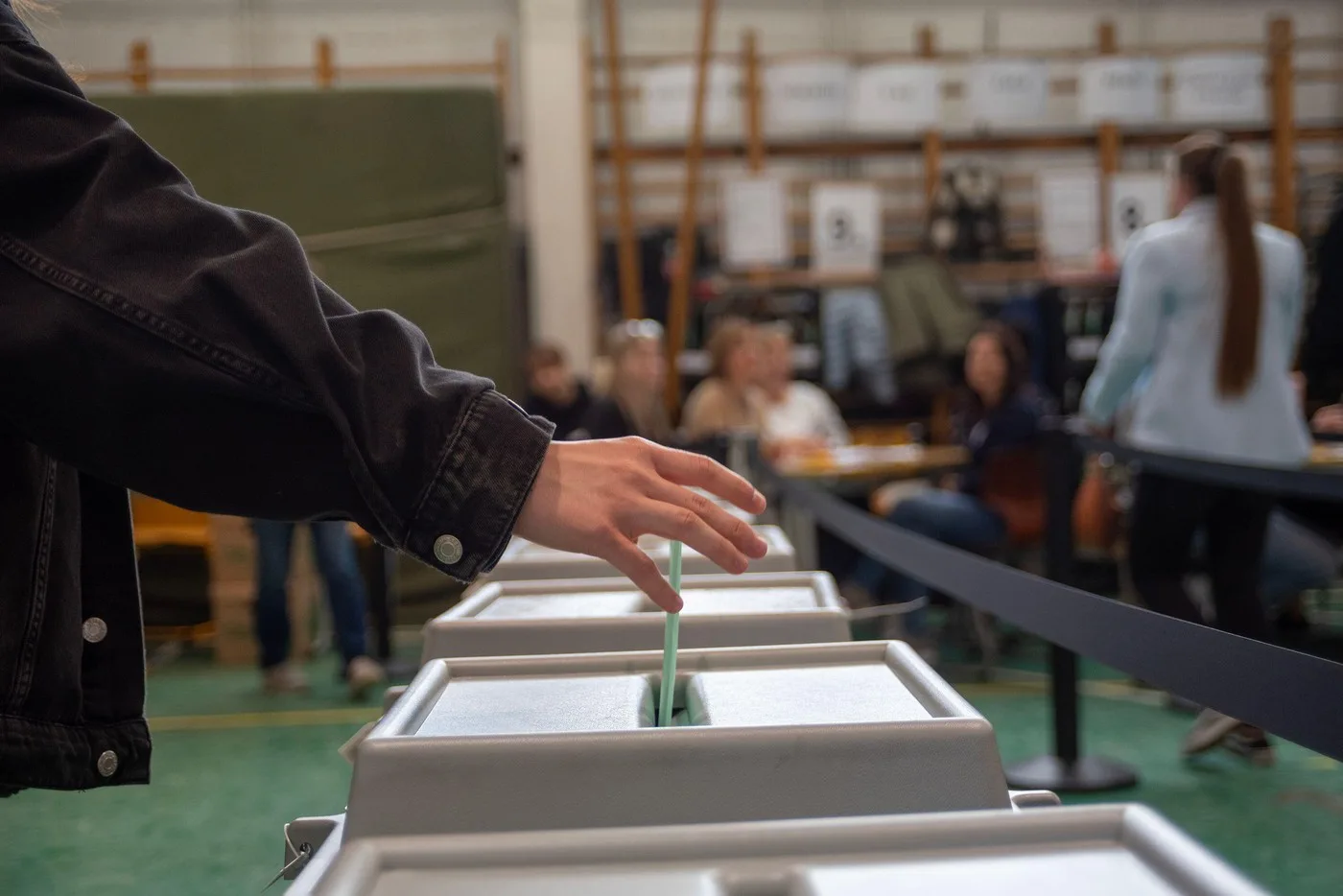 Secție de votare la alegerile parlamentare din Ungaria 2026, cetățeni la urne