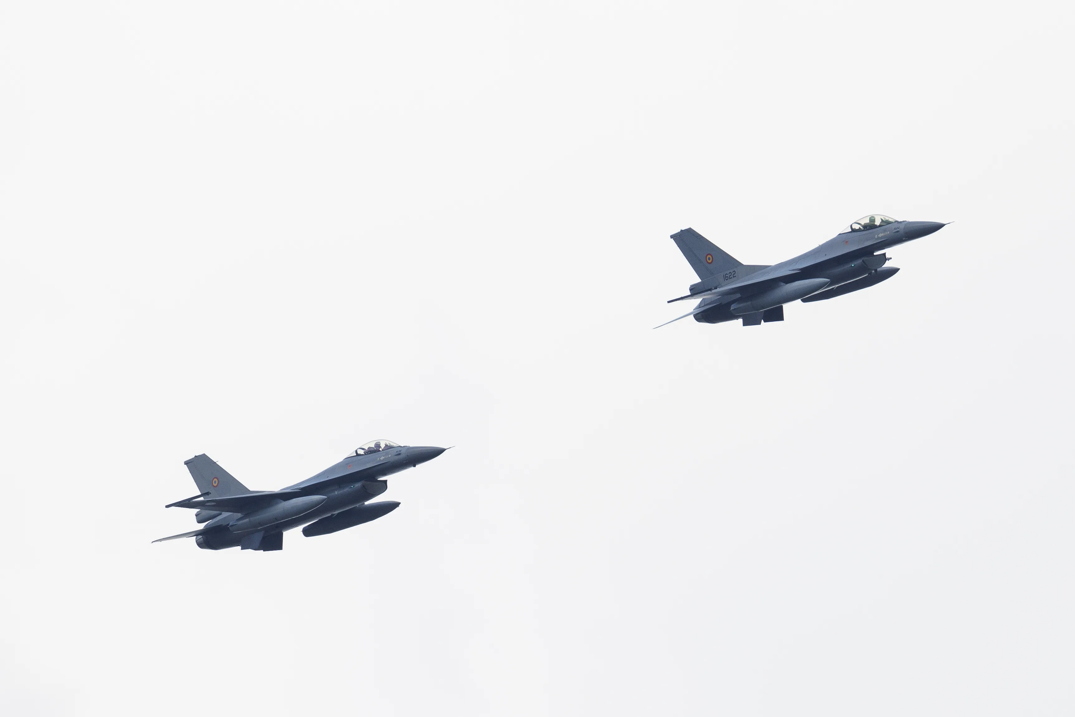 Avion militar F-16 românesc în misiune de poliție aeriană deasupra României