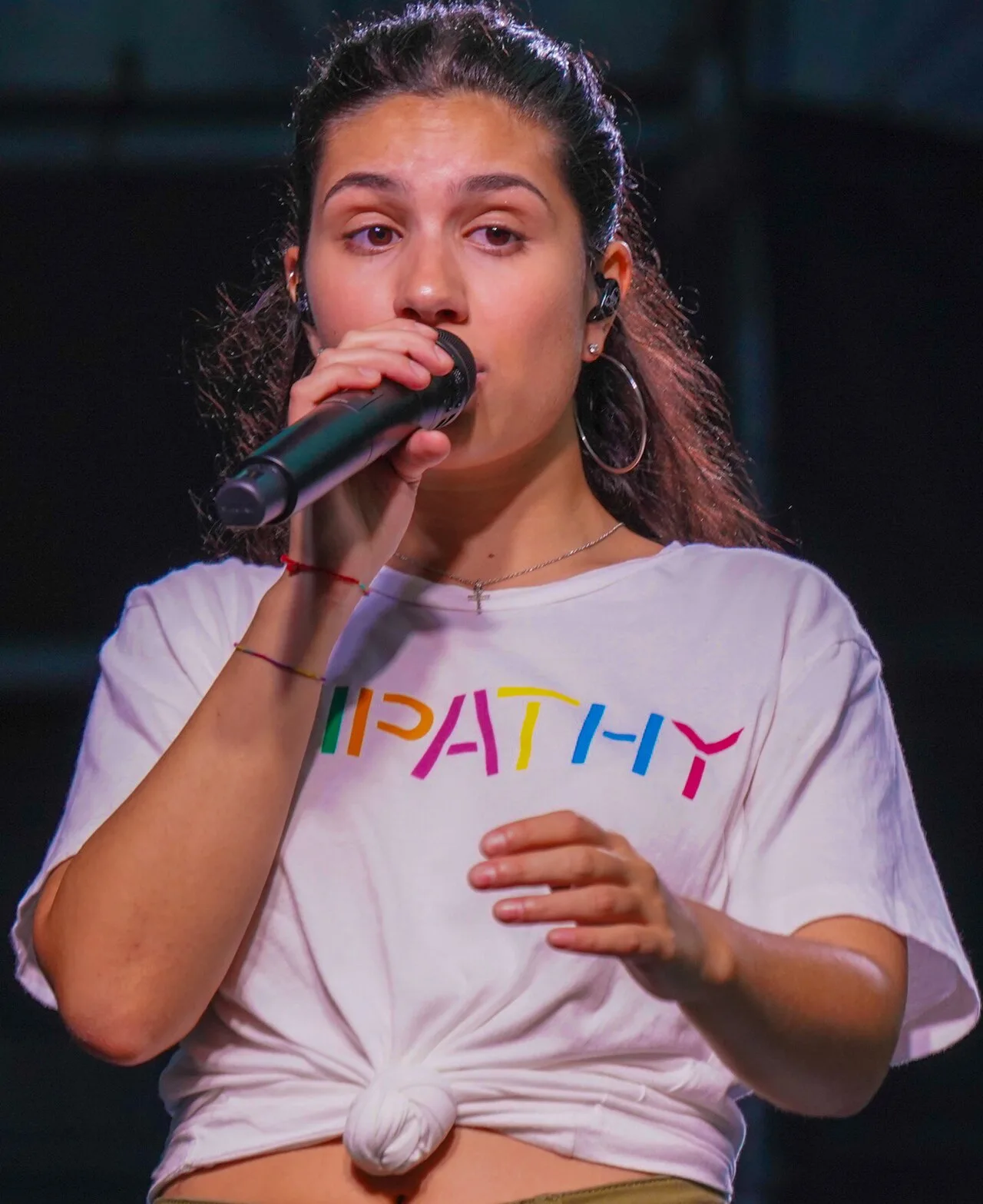 Alessia Cara lansează „Giant Desk", replica la refuzul NPR