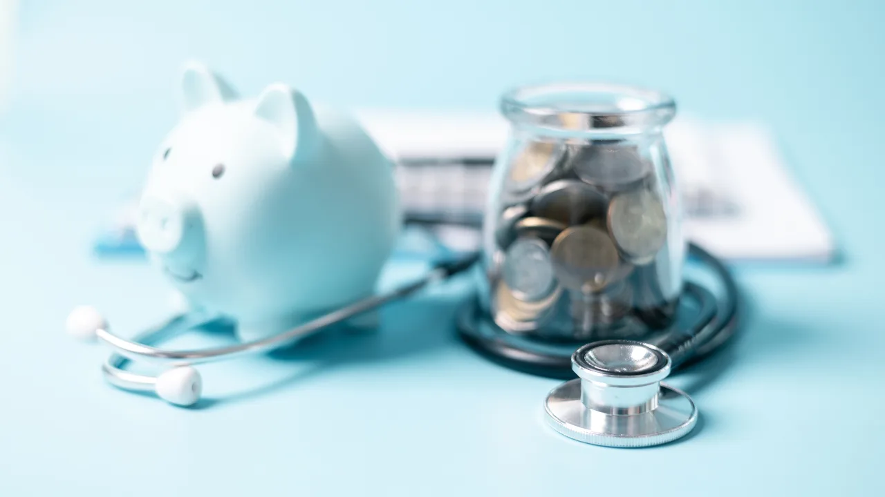 Persoană îngrijorată analizând cheltuielile financiare cu teamă de a cheltui bani