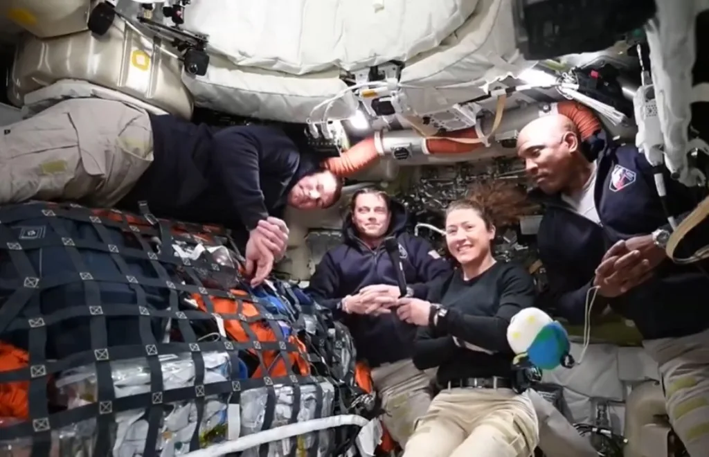 Astronauții misiunii Artemis II la bordul navei Orion cu Luna în fundal