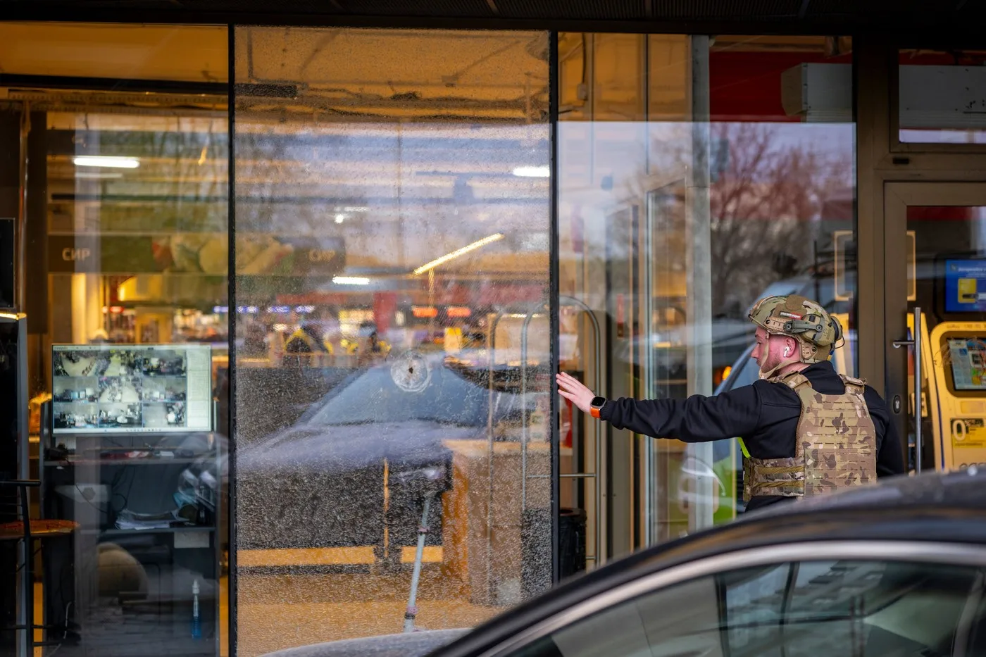 Forțe speciale intervind în fața unui supermarket din Kiev după un atac armat soldat cu victime