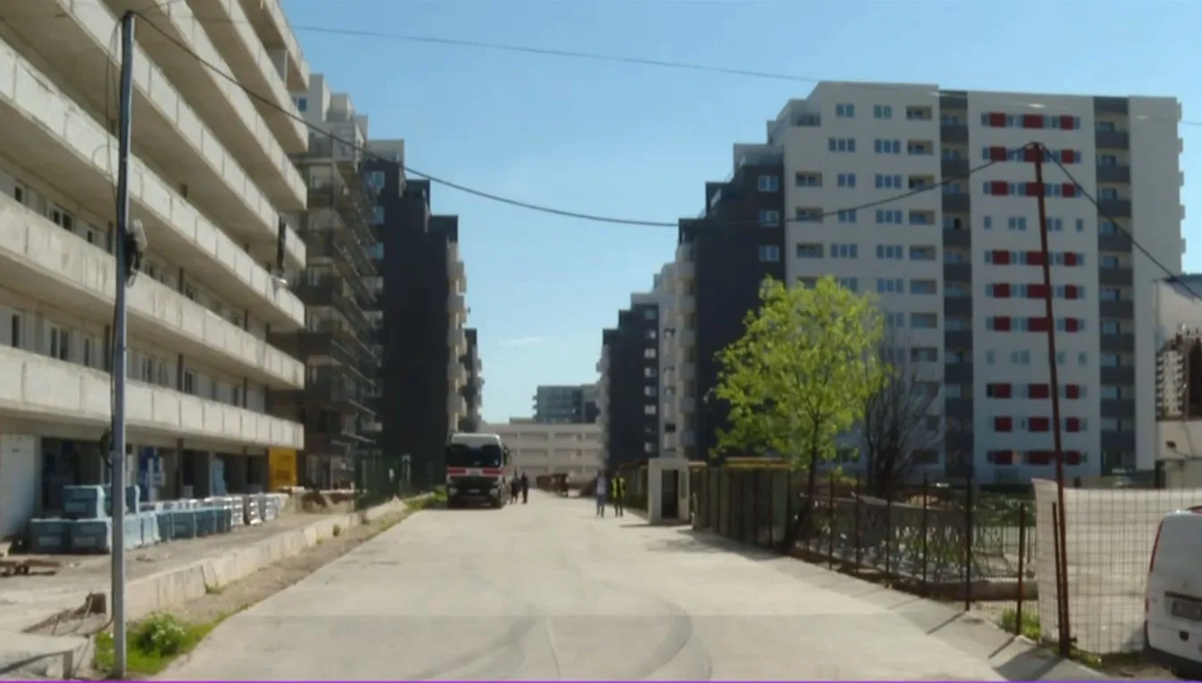 Șantier de construcții din România cu materiale de construcții, macarale și schele metalice