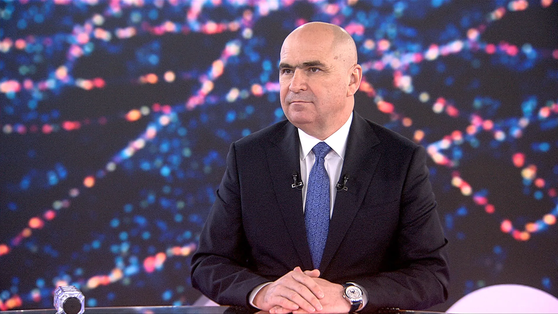 Premierul Ilie Bolojan în studioul Digi24 discutând despre prețul carburanților și coaliția de guvernare