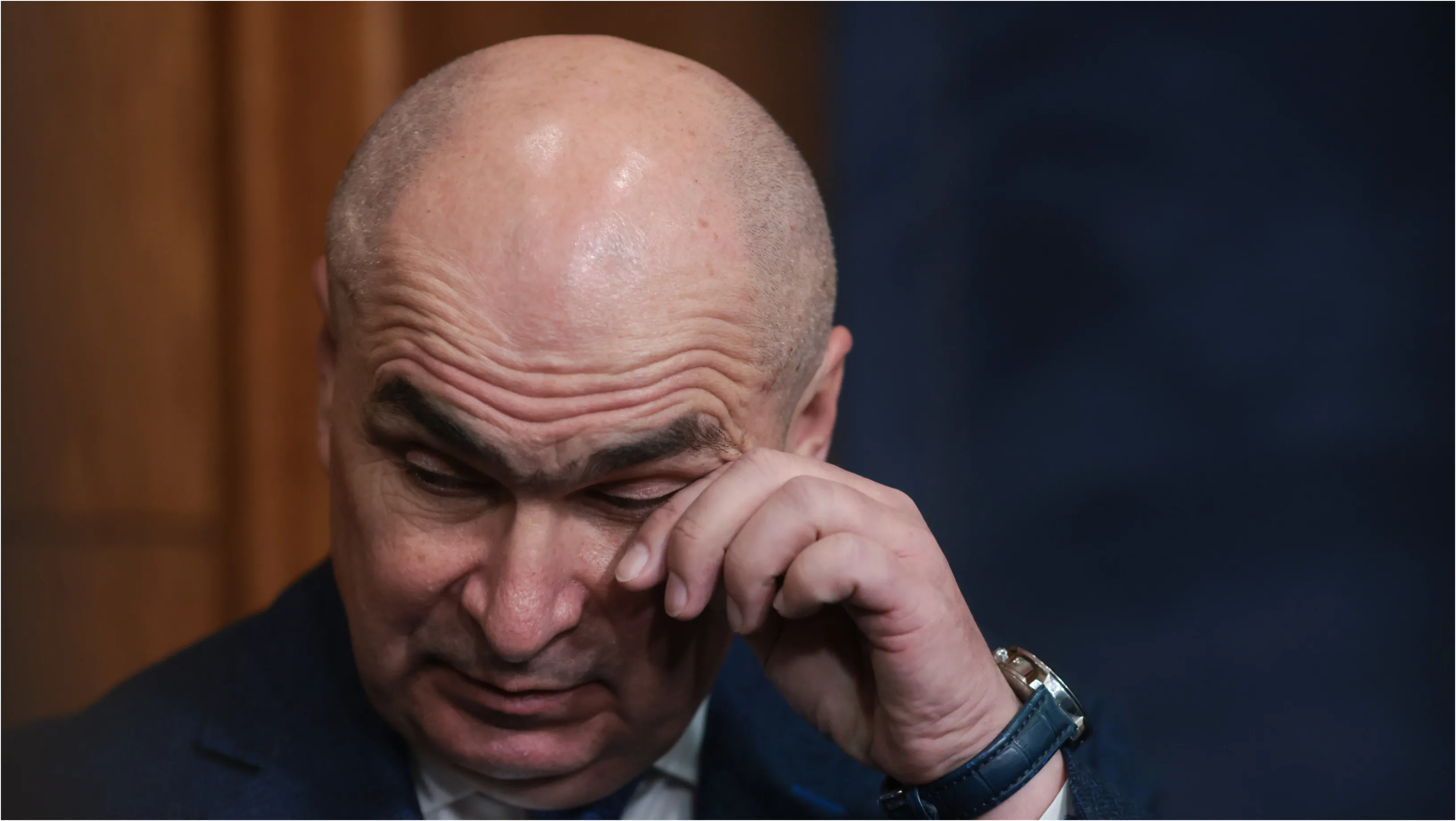 Ilie Bolojan la o conferință de presă privind criza de coaliție PNL-PSD în România