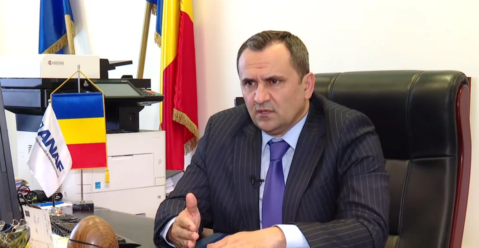 Documente fiscale și sigiliu de sechestru ANAF pe un birou oficial românesc