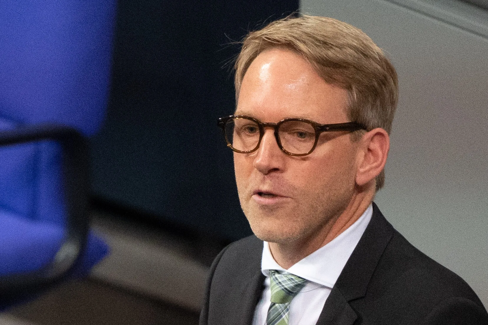 Steagul Iranului pe fundalul hărții Europei simbolizând amenințarea celulelor adormite iraniene