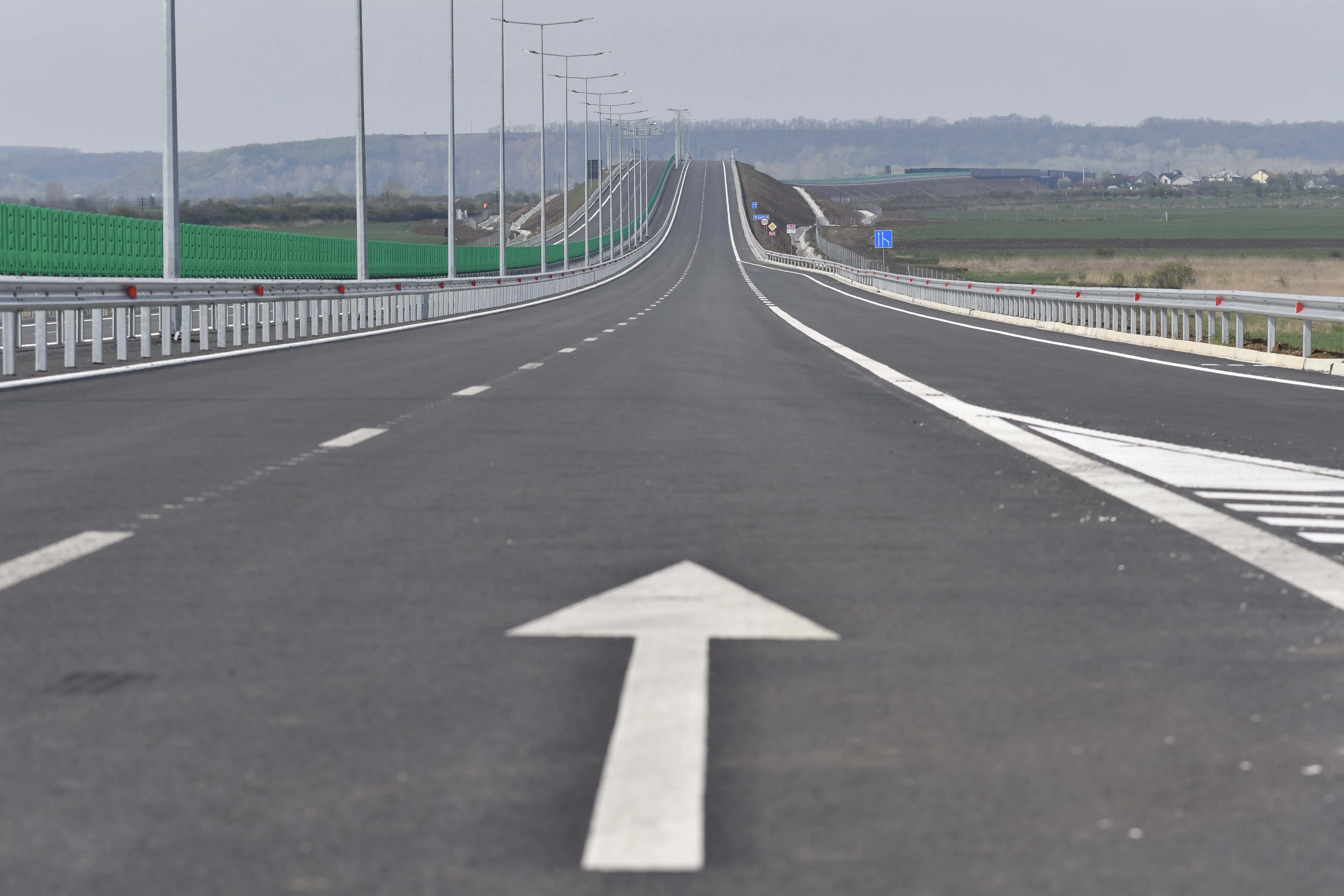 Vedere asupra Văii Prahovei cu drumul național DN1 între Azuga și Bușteni