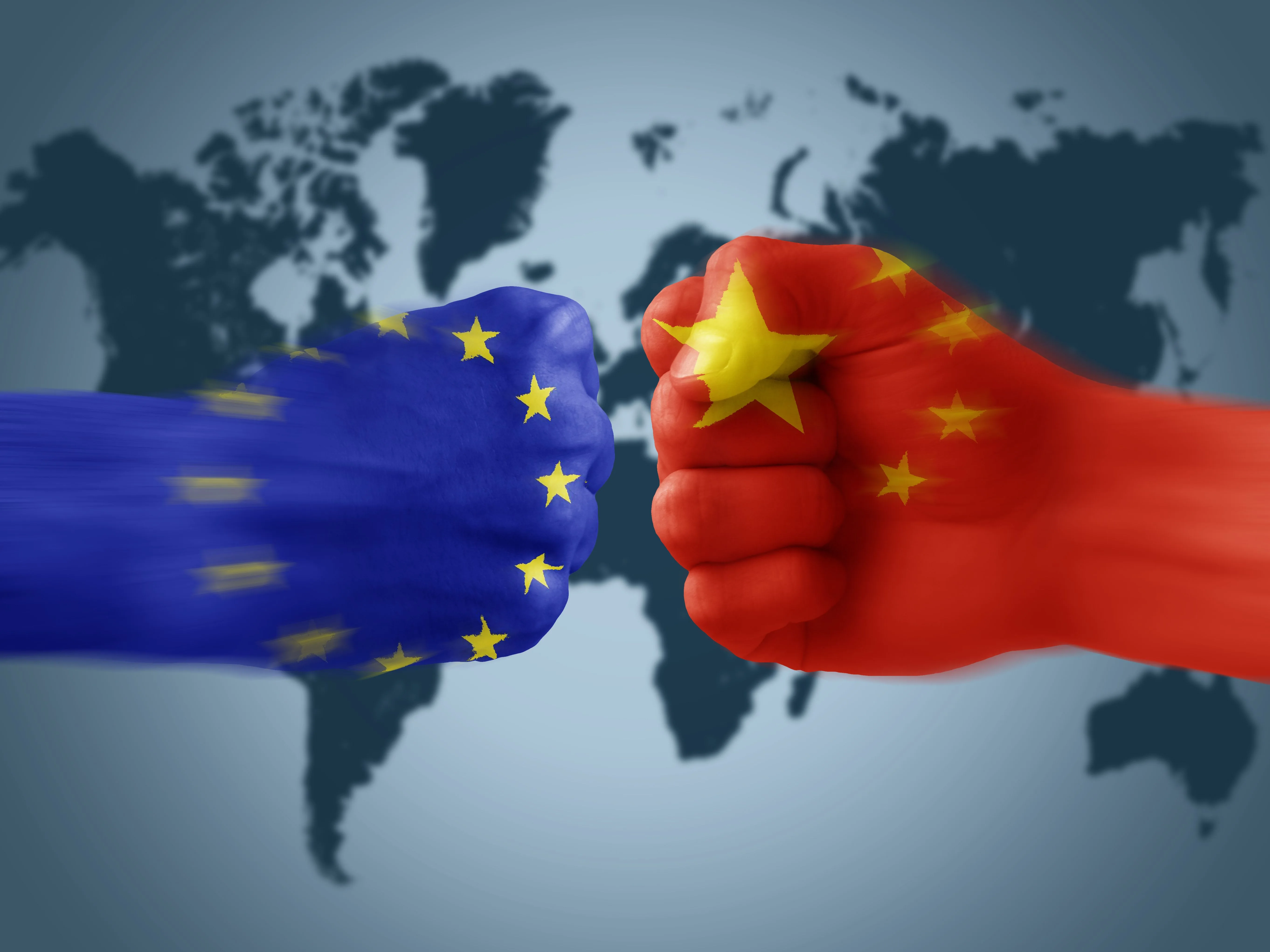 Drapelele Chinei și Uniunii Europene față în față în contextul tensiunilor diplomatice privind sancțiunile anti-rusești