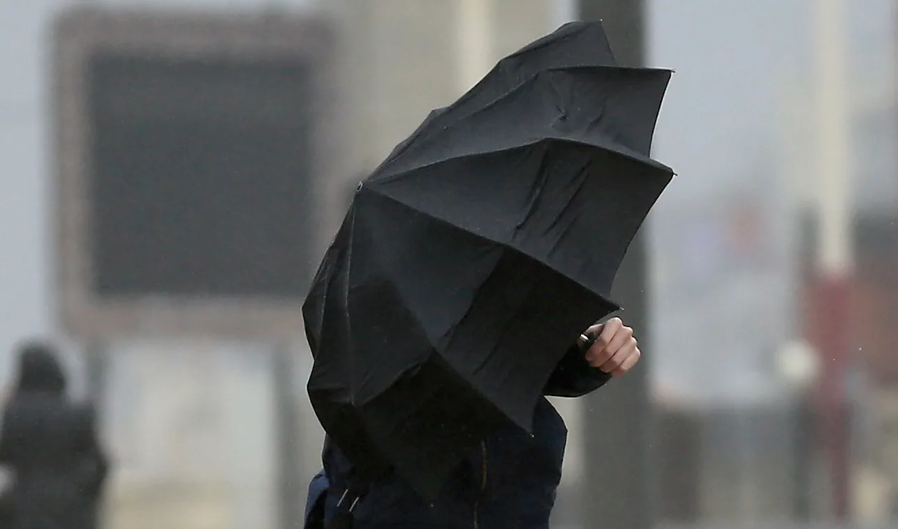 Viscol puternic pe crestele montane din Romania, vizibilitate redusa si zapada viscolita