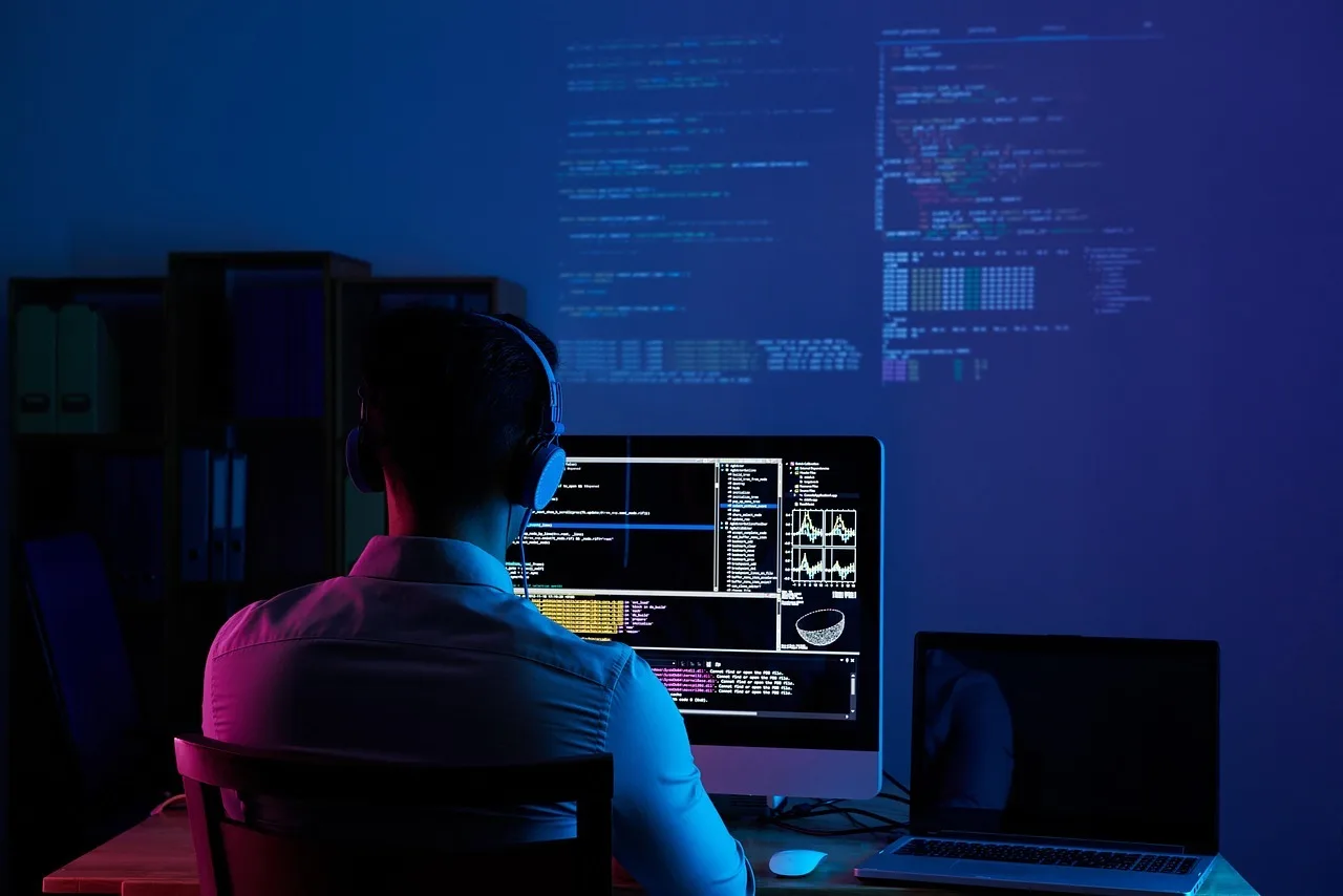 Angajați folosind instrumente de inteligență artificială la birou pentru productivitate crescută