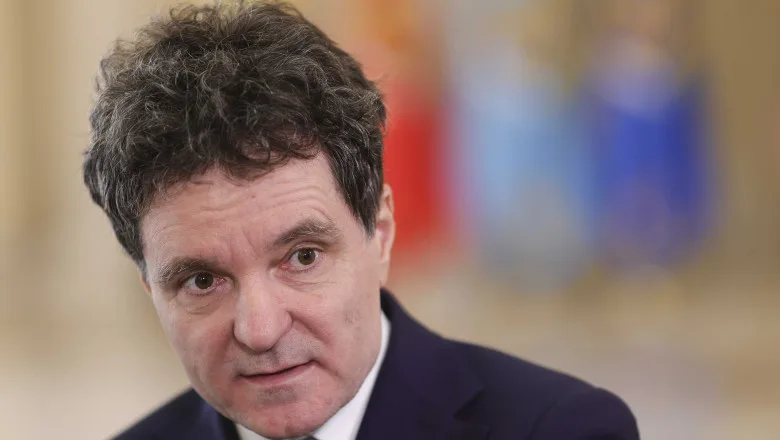 Președintele Nicușor Dan la microfon, discutând despre contractele Pfizer și transparența autorităților române