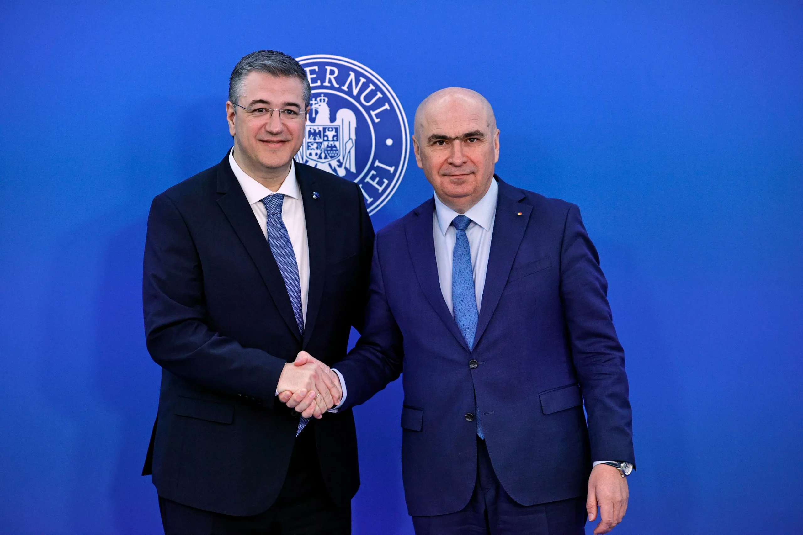 Tanker petrolier traversând Strâmtoarea Ormuz cu nave de marfă în fundal