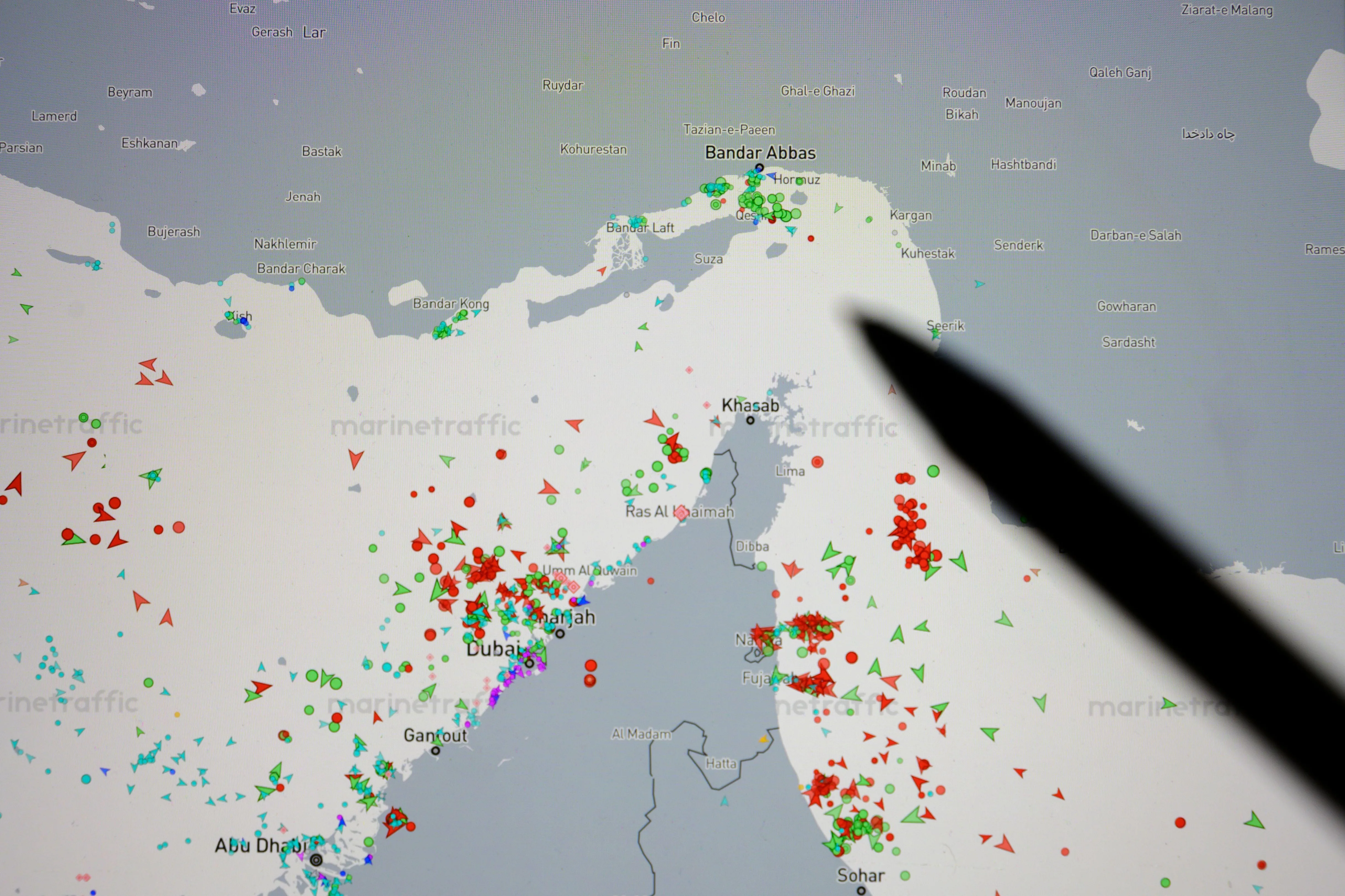 Tanc petrolier traversând Strâmtoarea Ormuz în timp ce criza energetică globală se adâncește