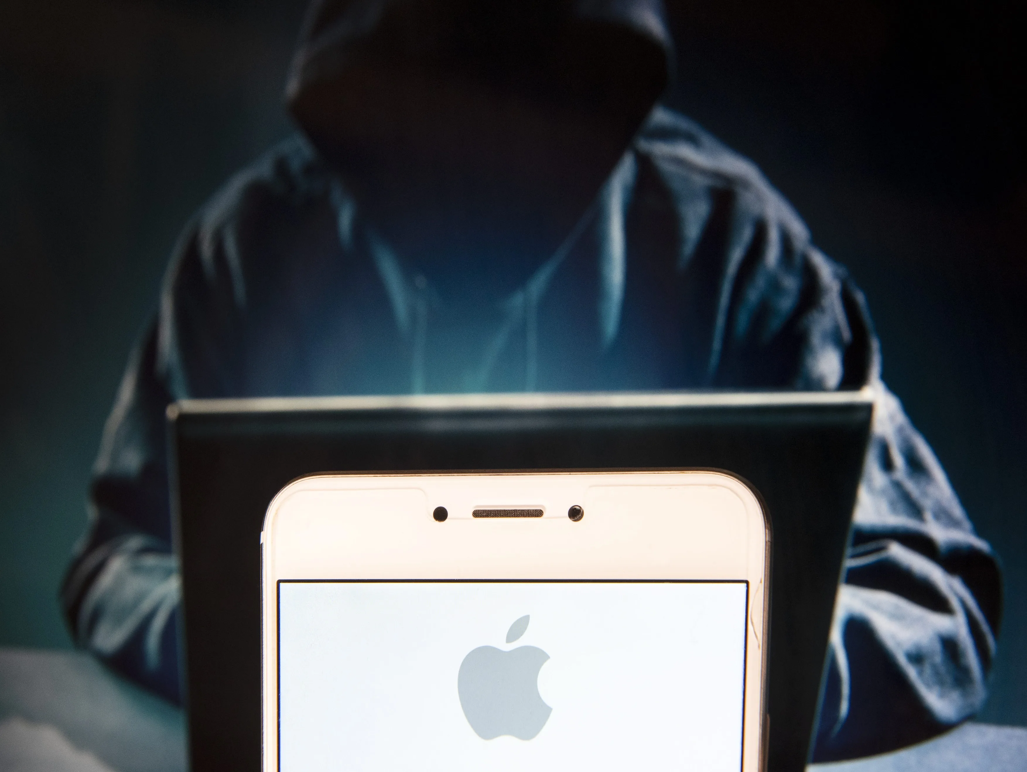 Ilustrație cu un iPhone vizat de un atac cibernetic Darksword