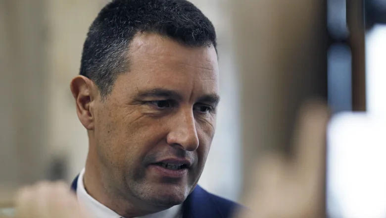 Vicepremierul Tanczos Barna discutând despre deficitul bugetar al României în context european