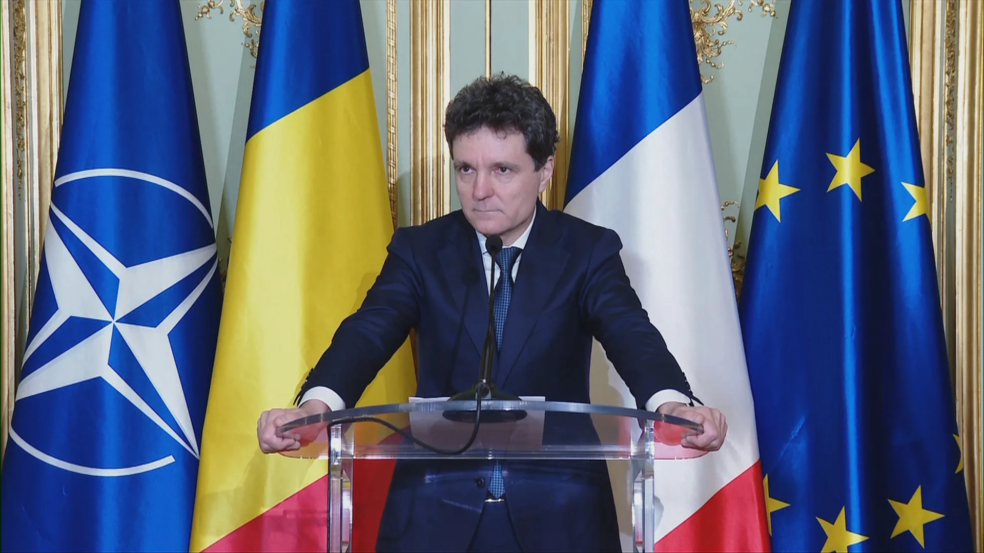Vicepremierul Tanczos Barna discutând despre descurajarea nucleară franceză și securitatea României
