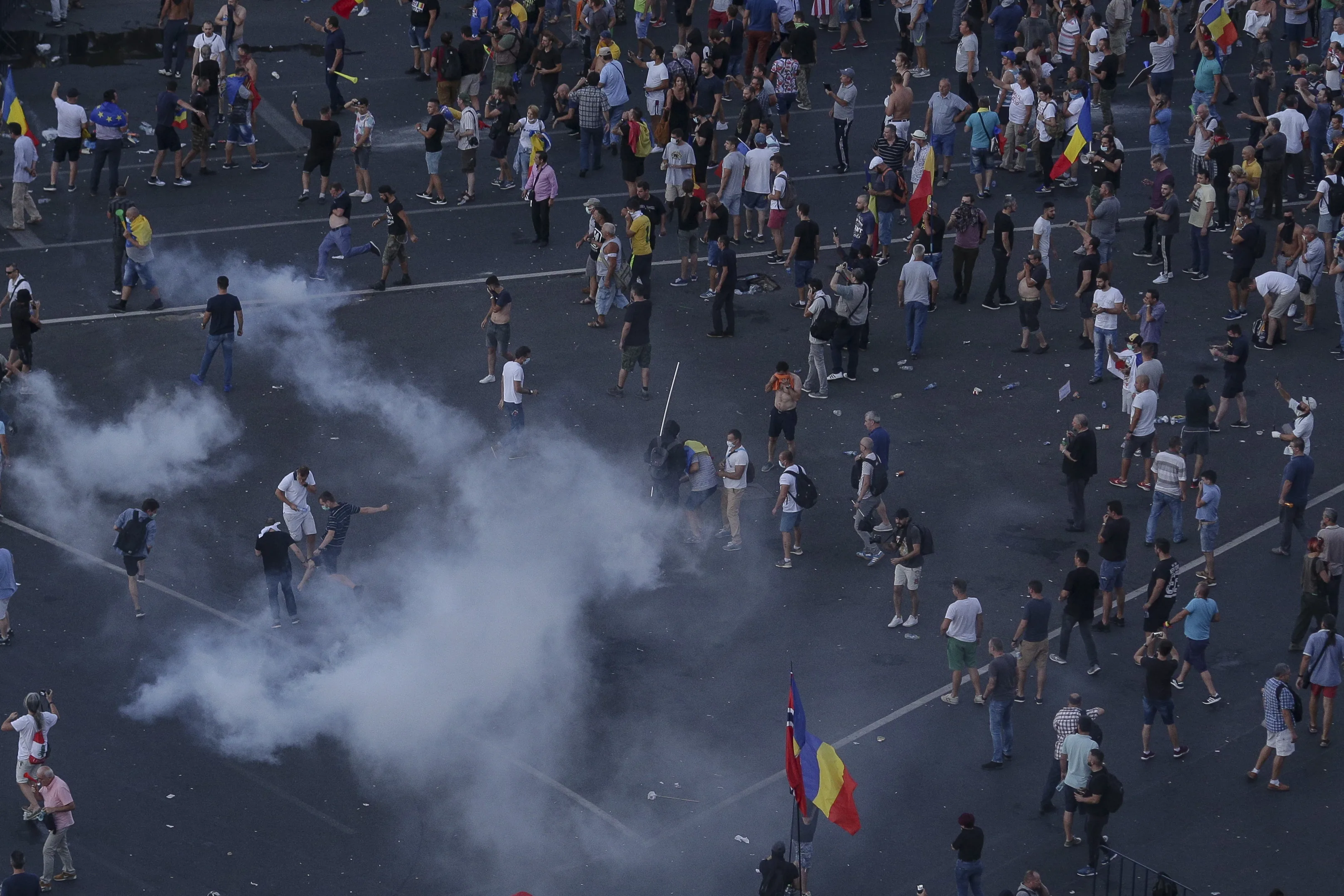 Protestatari în Piața Victoriei la manifestația din 10 august 2018 București