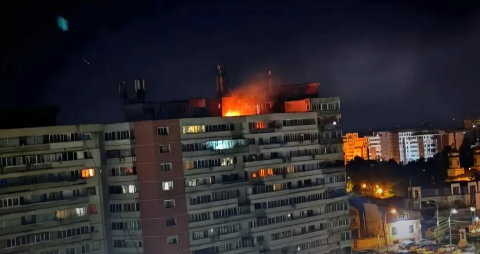 Dronă căzută pe un bloc din Galați: doi răniți, zeci evacuați