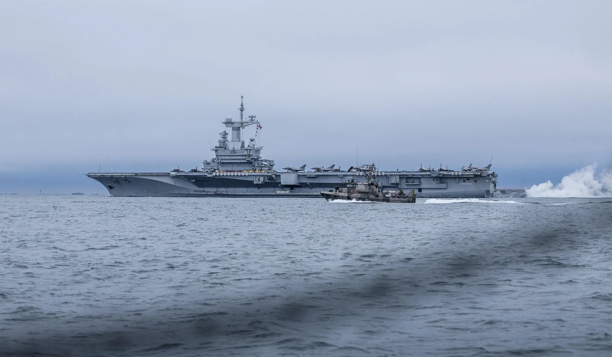 Portavionul francez Charles de Gaulle în escală la Malmö, Suedia, survolat de dronă