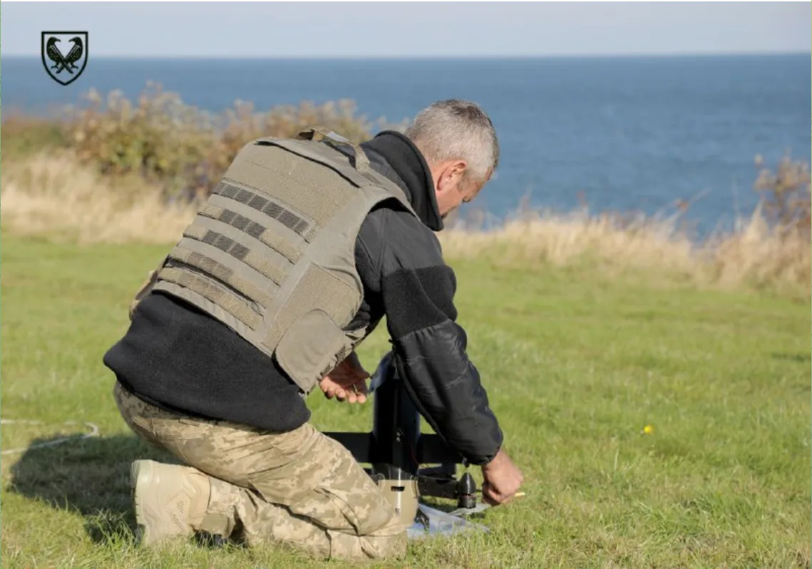 Dronă interceptoare de tip quadrocopter în zbor pentru apărare anti-dronă