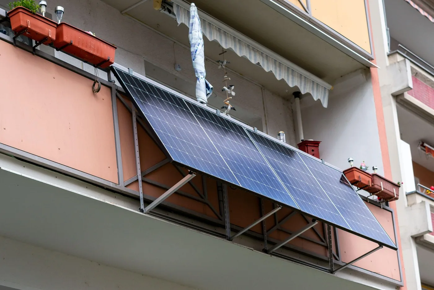 Panouri solare pe acoperișuri europene în contextul crizei energetice din Iran