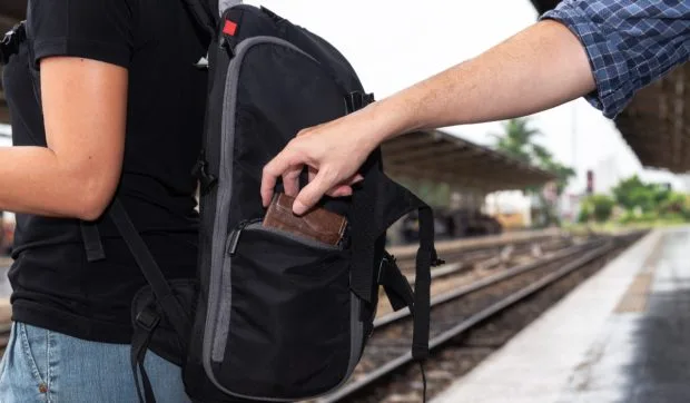 Turist atent într-o zonă aglomerată, protejându-și banii și actele