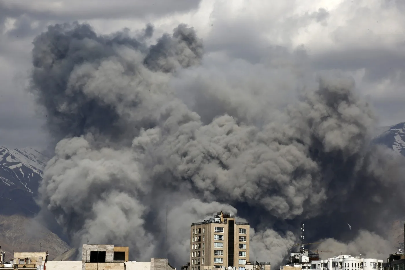 Steagurile Uniunii Europene și Iranului simbolizând tensiunile diplomatice actuale