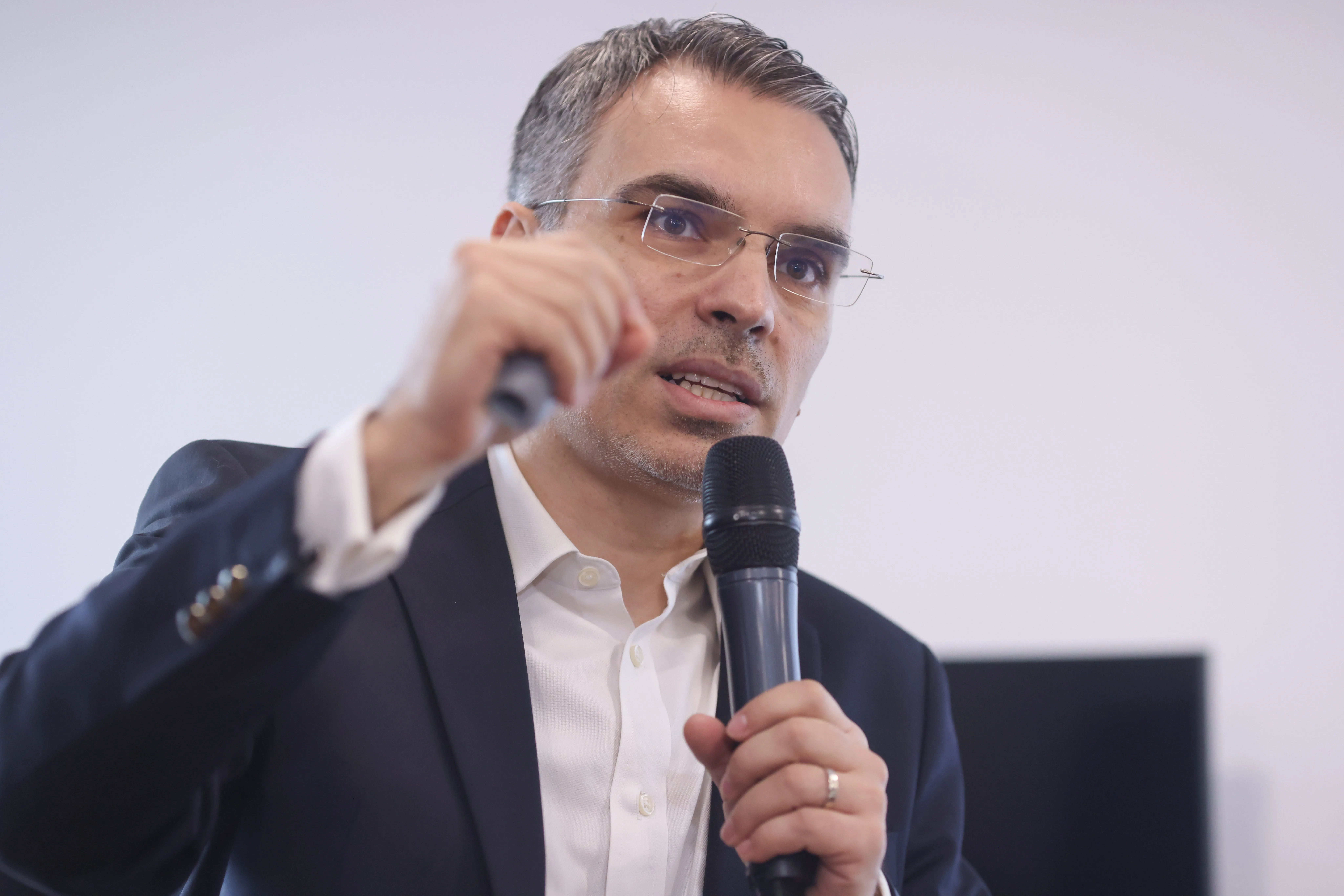 Evacuarea cetățenilor români din Orientul Mijlociu și dezbaterea publică din România