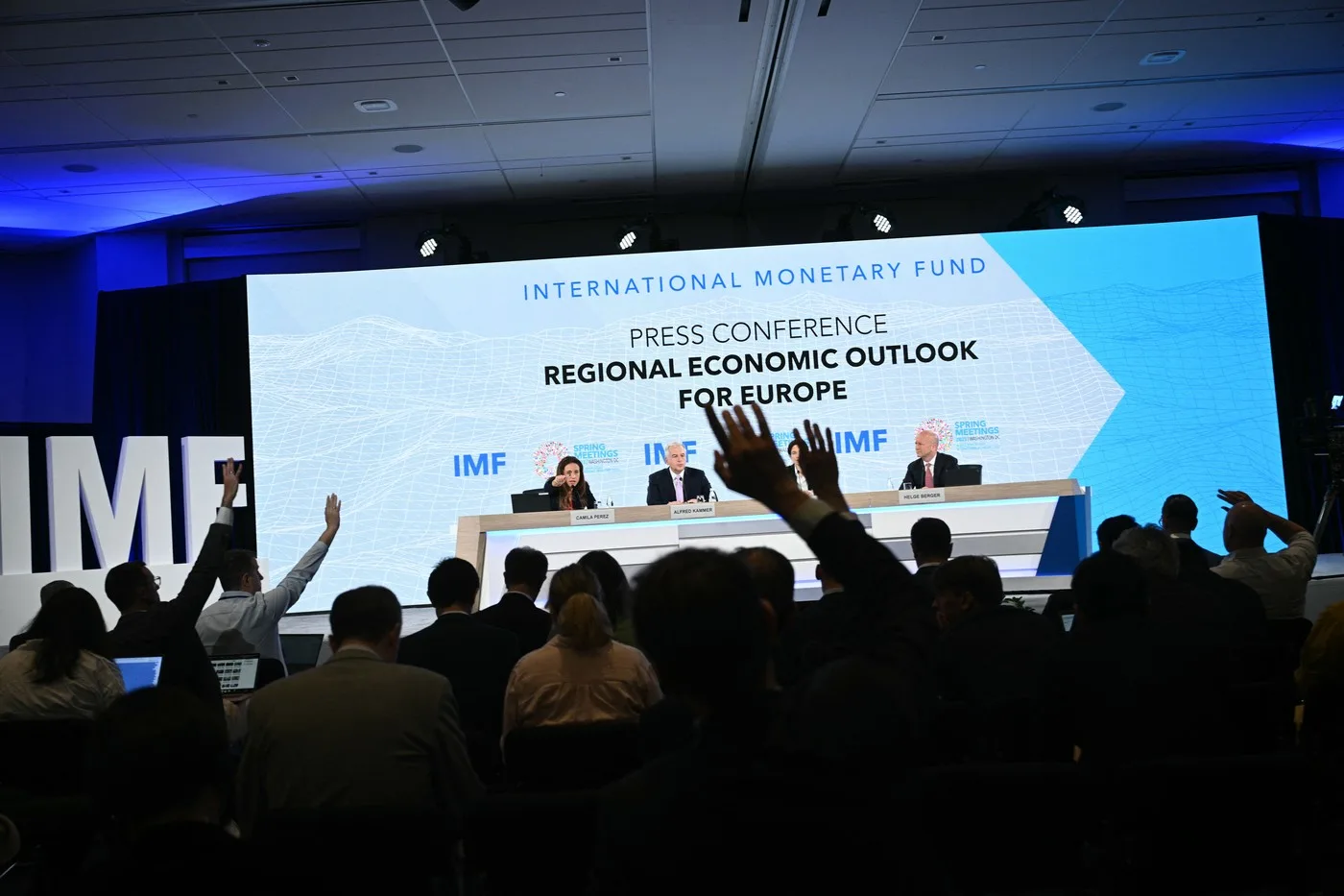 FMI: Orientul Mijlociu poate aduce recesiunea în Europa