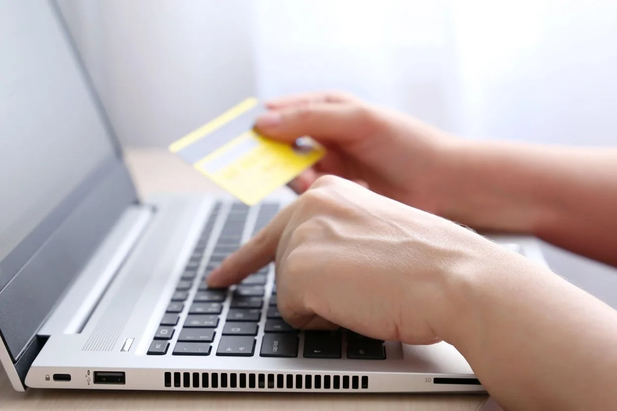 Avertisment fraudă online cu platforme fictive de investiții și pagini false care imită instituții media din România