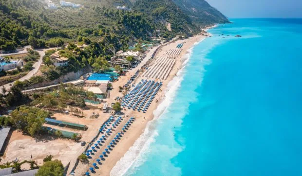 Grecia introduce drone pe plajă în 2026: amenzi de pâna la 60.000 €