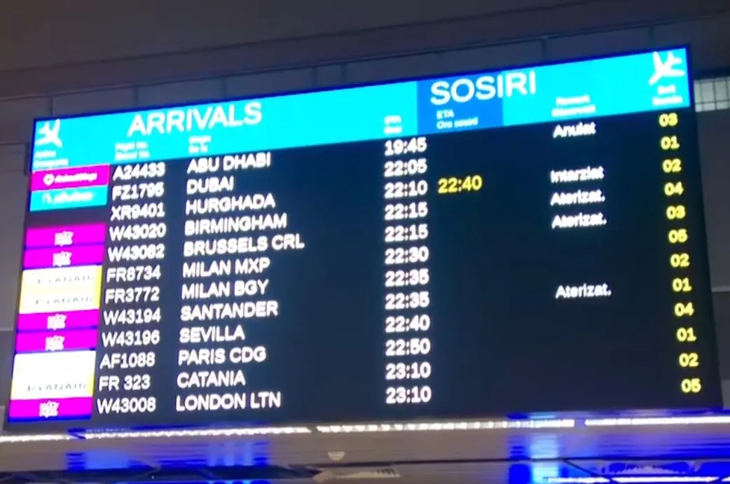 Tablou de plecări pe aeroport cu zboruri anulate spre Orientul Mijlociu