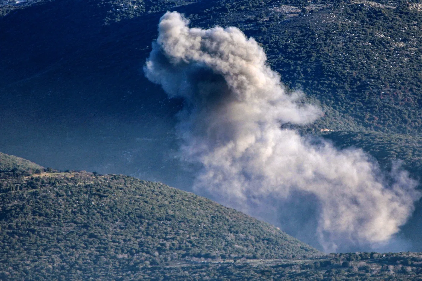 Rachete și explozii deasupra unui oraș din Orientul Mijlociu pe timp de noapte