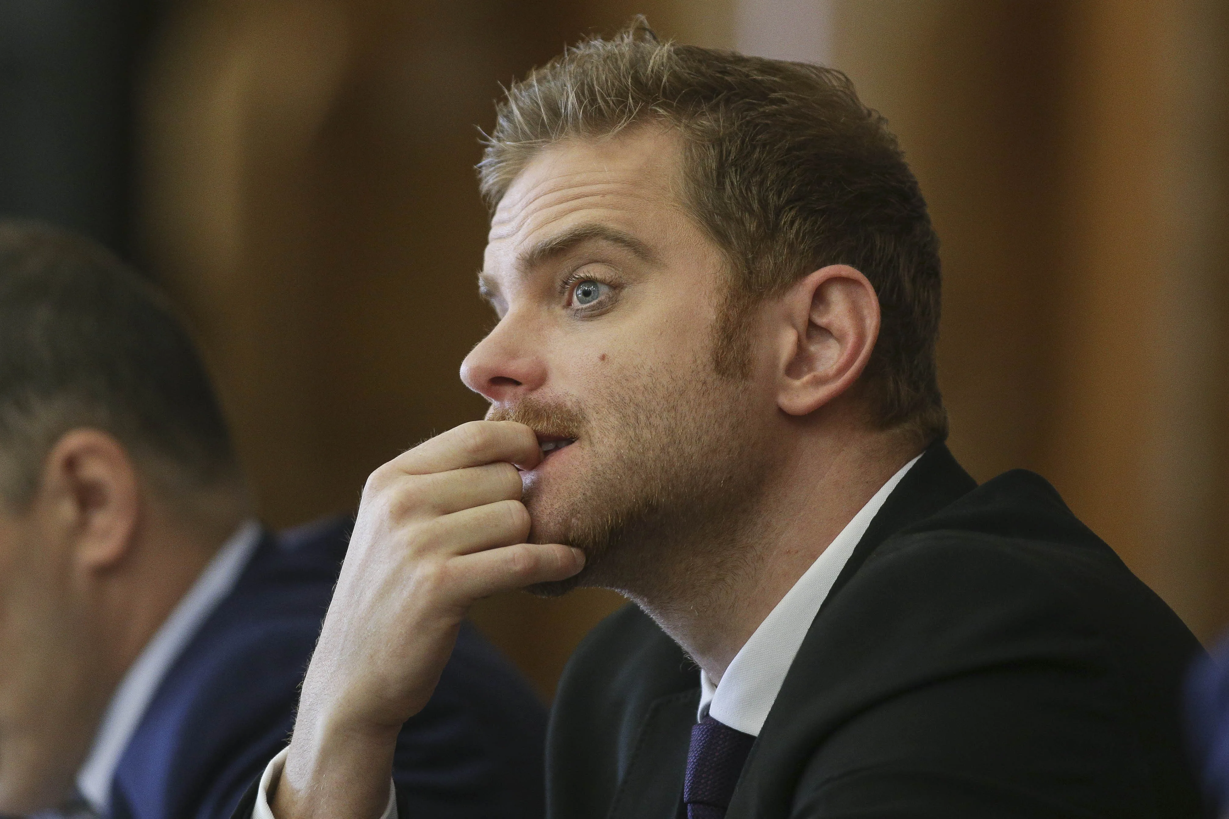 Trotinetă electrică parcată lângă o trecere de pietoni într-un oraș din România