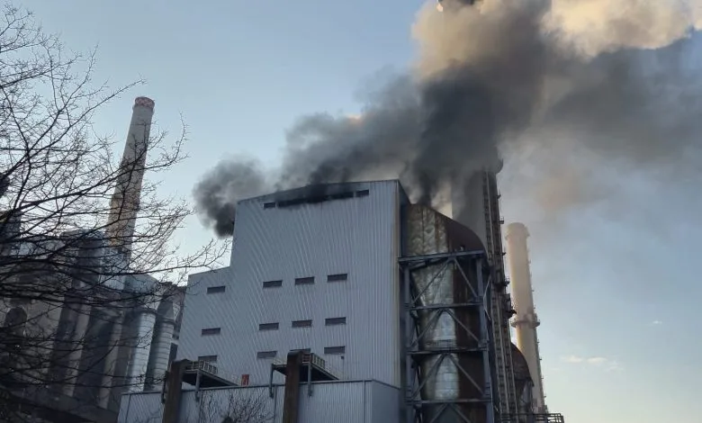 Termocentrala Rovinari cu coșuri de fum și instalații energetice pe lignit din județul Gorj