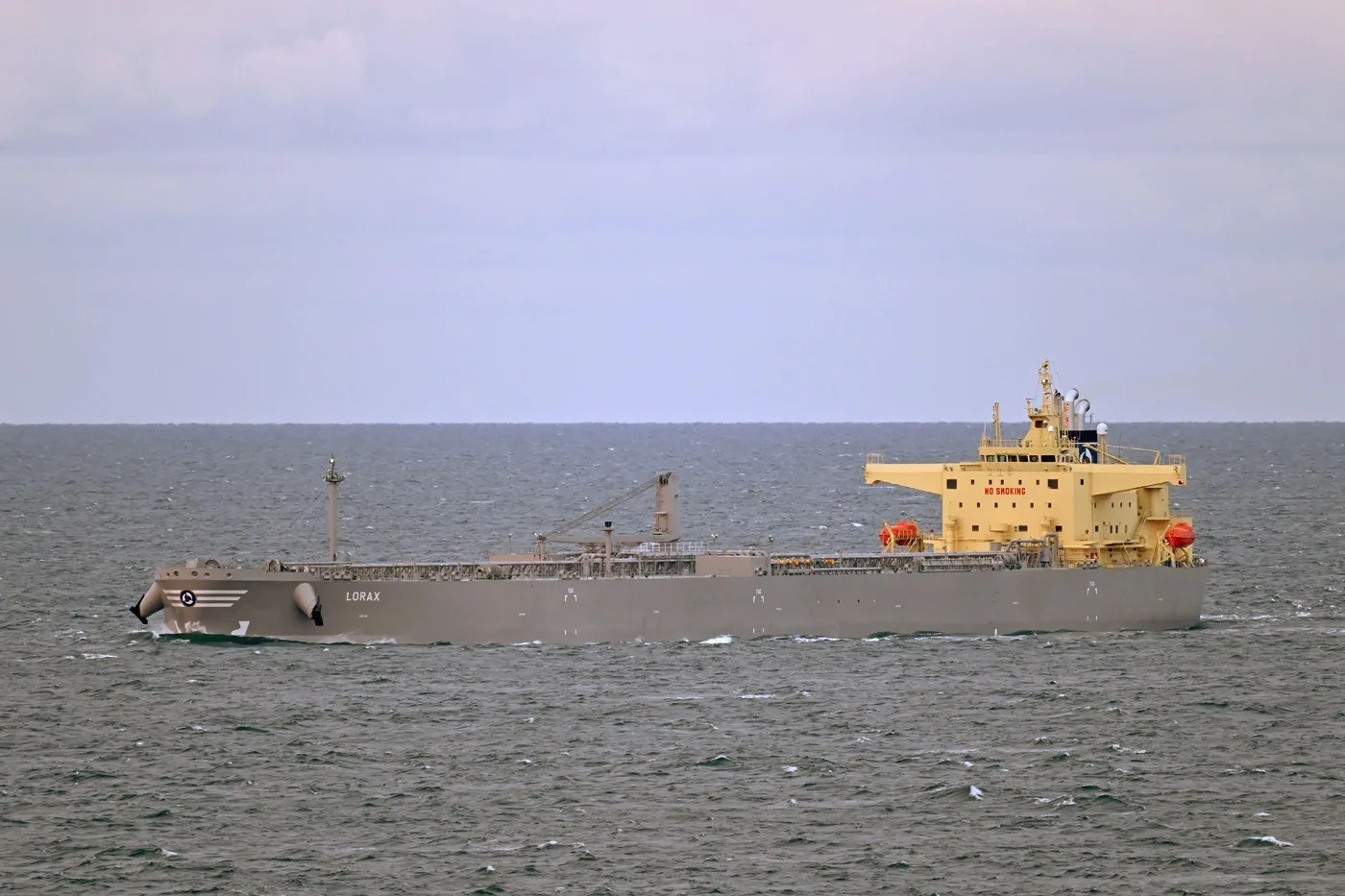 Tancuri petroliere și rafinărie, simbol al importurilor Indiei din Rusia