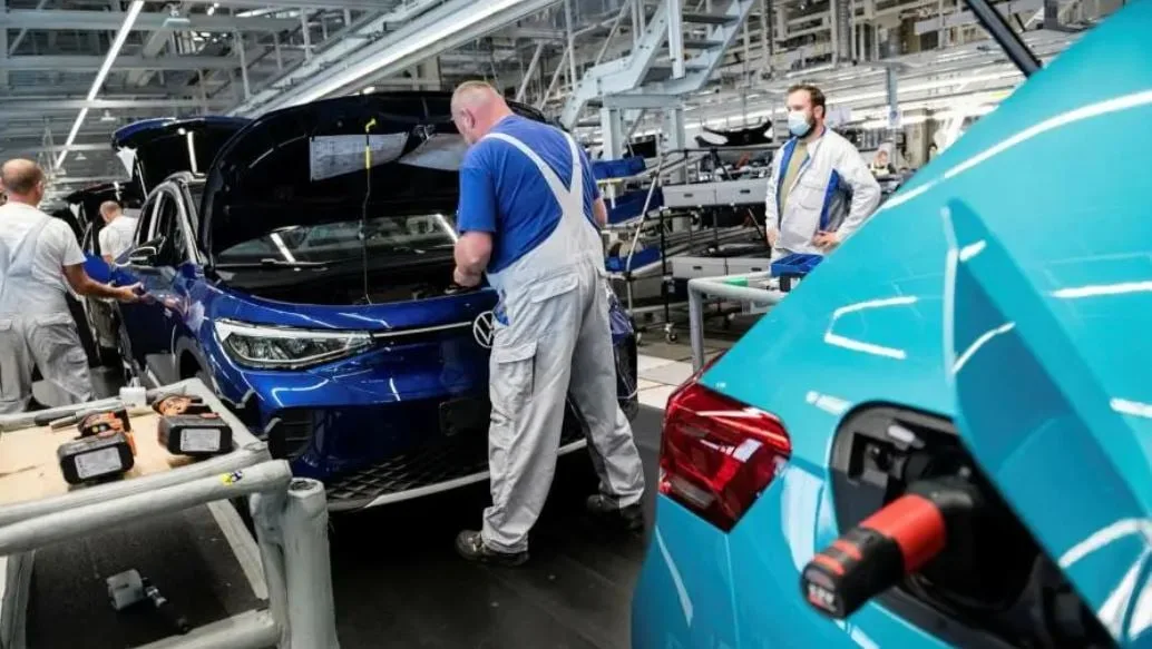 Industria auto din România pierde peste 1.000 de joburi lunar