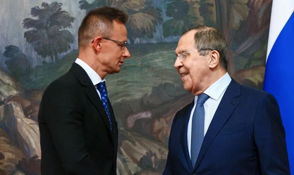 Peter Szijjártó și Serghei Lavrov discutând blocarea aderării Ucrainei la Uniunea Europeană