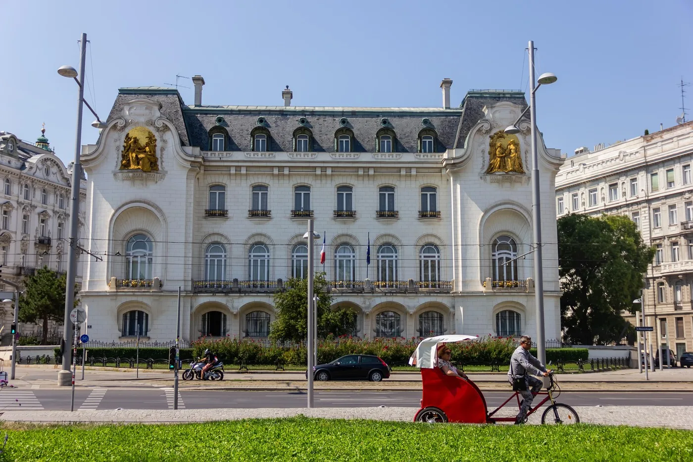 Acoperișuri ale clădirilor diplomatice din Viena cu antene de interceptare a semnalelor