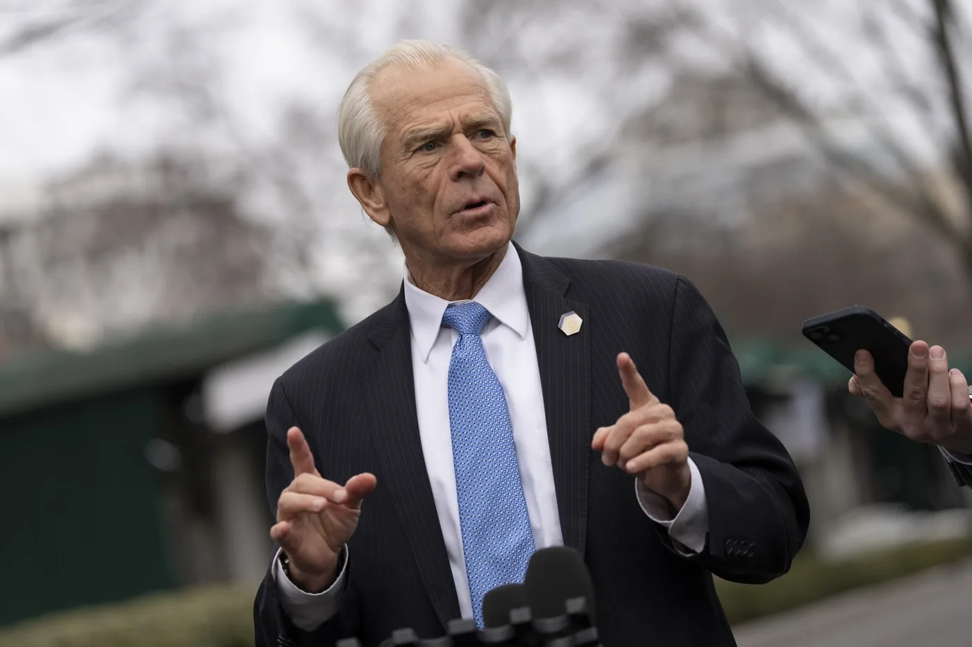 Platformă petrolieră pe mare cu steaguri americane și iraniene simbolizând tensiunile geopolitice