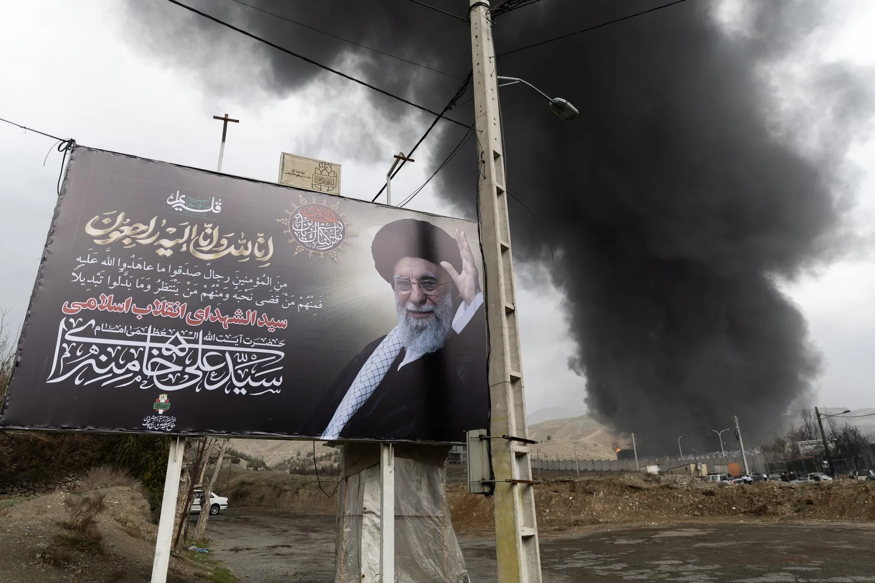 Clădirea Casei Albe pe fundal de hartă a Orientului Mijlociu și Iranului