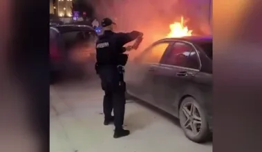 Mașină de lux cuprinsă de flăcări pe o stradă din municipiul Arad