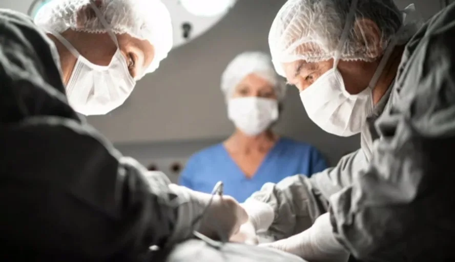 Sală de operație la un cabinet de chirurgie estetică privat din București, România