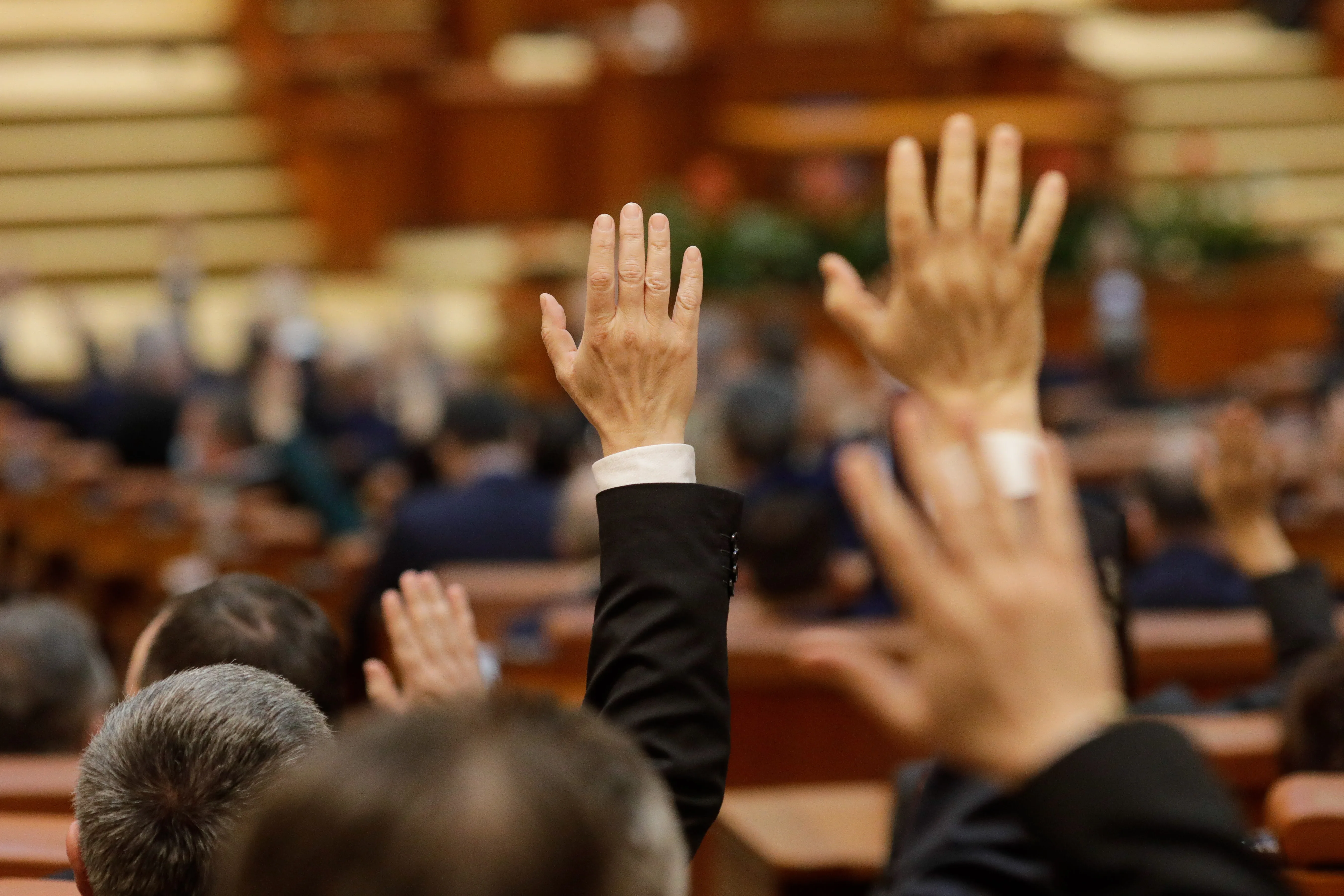 De ce PSD nu poate răsturna Guvernul Bolojan doar cu AUR