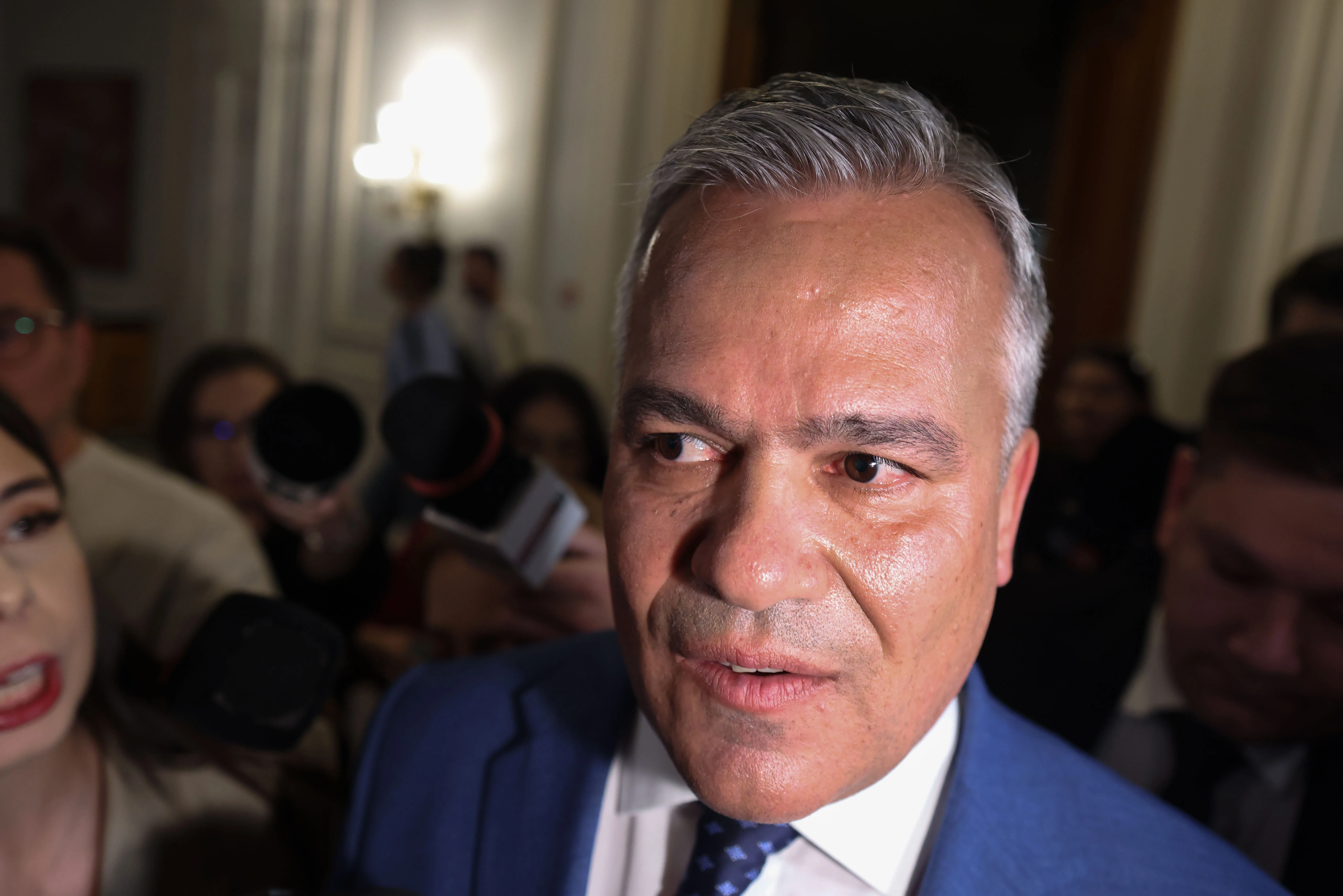 Negocieri pentru guvernul Veștea: voturi schimbate cu ministere