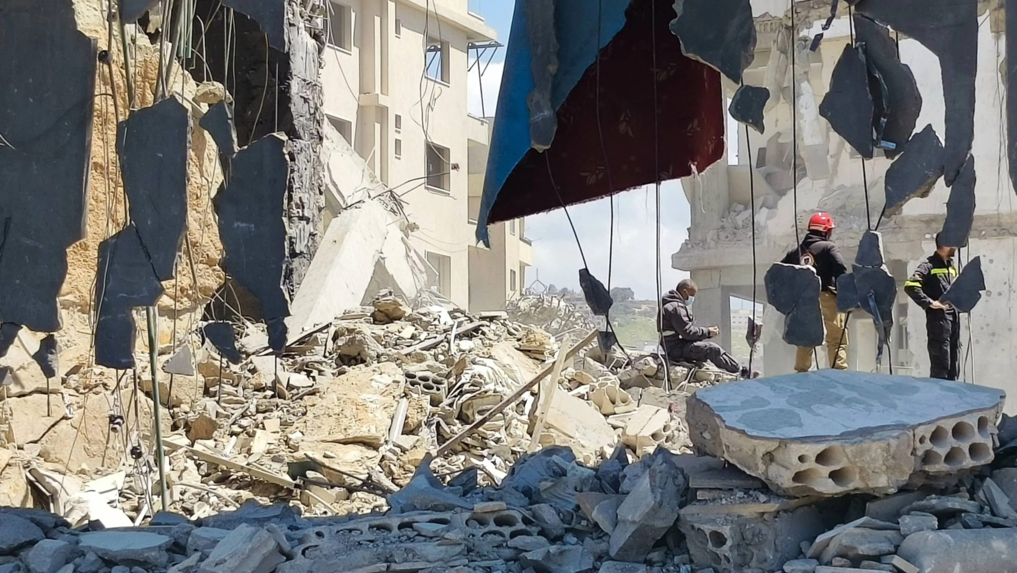 Harta Orientului Mijlociu cu steaguri și simboluri diplomatice ale SUA, Iranului și Israelului