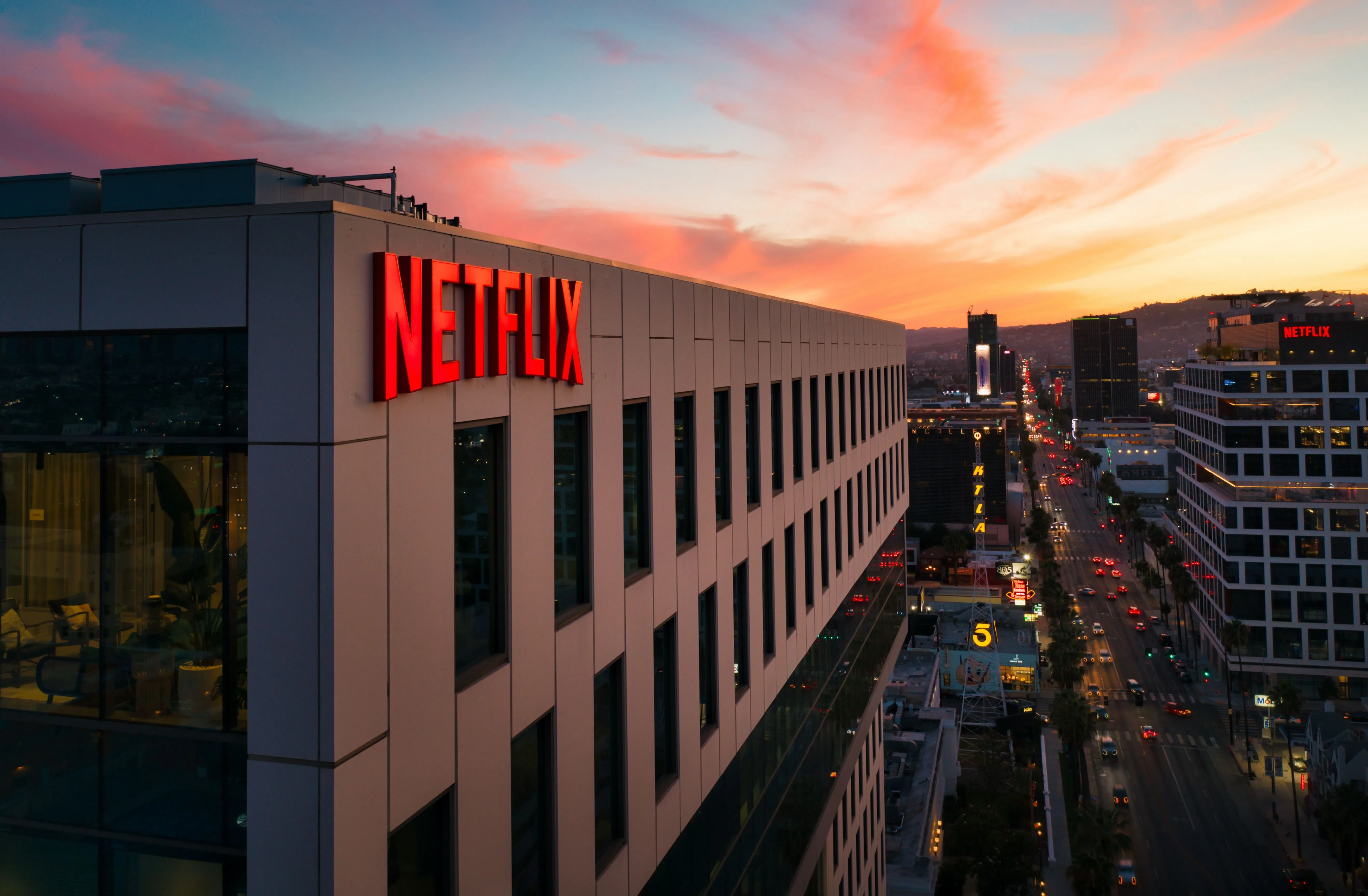 Netflix și problema binging-ului: audiența cade după primul sezon